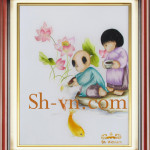Tranh-theu-tay-hinh-em-be=Cho cá ăn (1)-SHVN-2285-50x60cm.