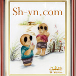 Tranh-theu-tay-hinh-em-be=Chuồn chuồn cắn đau-SHVN-2311-45x50cm.