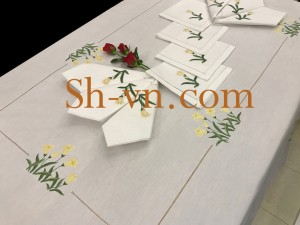 Bộ khăn trải bàn thêu tay 'Mẫu hoa Ly (426)' Bộ khăn trải bàn thêu tay 'Mẫu hoa Ly (426)'