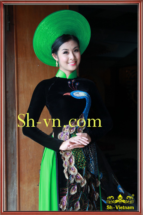 Mẫu áo dài thêu tay 'Họa tiết Công khoe sắc (569)' Mẫu áo dài thêu tay 'Họa tiết Công khoe sắc (569)'