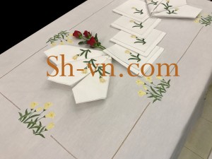 Khăn trải bàn thêu tay Hà Nội 'Họa tiết hoa Ly (801)'