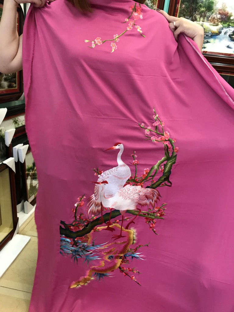 Áo dài thêu tay cao cấp "Họa tiết Đào Hạc (31)" Ao-dai-theu-tay-cao-cap-sh (31)