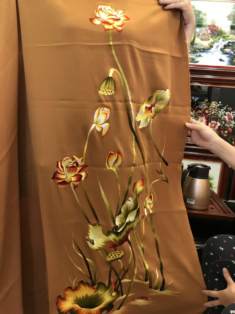 Mẫu áo dài thêu đẹp "Họa tiết hoa Sen (43)" Mau-ao-dai-theu-dep (43)